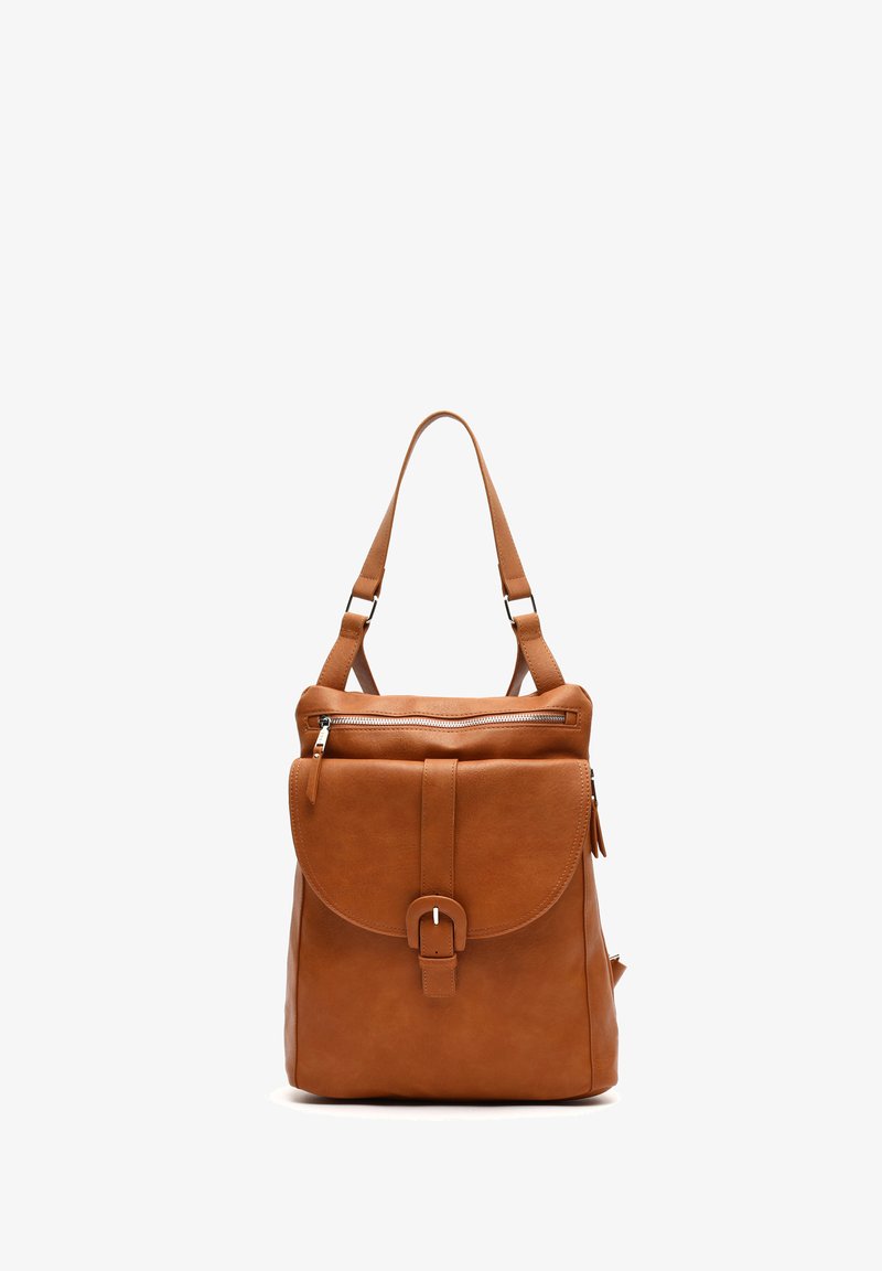 Mali smeđi kožni ruksak s patent zatvaračem, preklopom sprijeda i detaljem s metalnom kopčom. Ima podesive naramenice i prednji džep s patent zatvaračem.