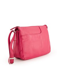 Różowa skórzana torebka crossbody z zapięciem na zamek, gładką fakturą, prostokątnym kształtem, regulowanym paskiem oraz przednią kieszenią na suwak.