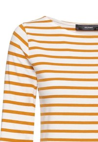 Pasiasta koszula z długim rękawem w białe i musztardowo-żółte poziome paski, z okrągłym dekoltem i miękką fakturą materiału.