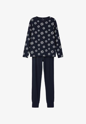 Jūrinės spalvos naktiniai marškiniai, kurie apima ilgomis rankovėmis marškinėlį su baltomis ir juodomis futbolo spaudėmis ir atitinkančiomis vientisomis jūrinėmis kelnių, su elastingais rankogaliais.