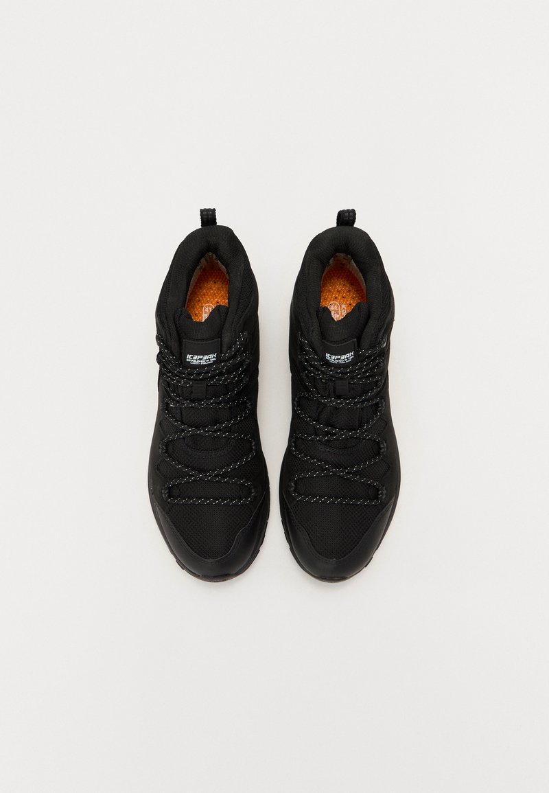 Schwarze High-Top-Sneaker aus strukturiertem Stoff, mit reflektierenden Schnürsenkeln und orangenen Innensohlen; verfügen über Zuglaschen und verstärkte Zehenkappen.