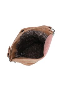 Borsa a secchiello in suede marrone con dettagli in pile rosa, apertura superiore che mostra una fodera in tessuto scuro con macchie astratte di rosa chiaro e tasca interna con zip.