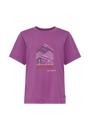 Paars T-shirt met korte mouwen met geometrisch ontwerp van bergen, bomen en tent in oranje, wit en donkergroen, en VAUDE-logo aan de voorkant.