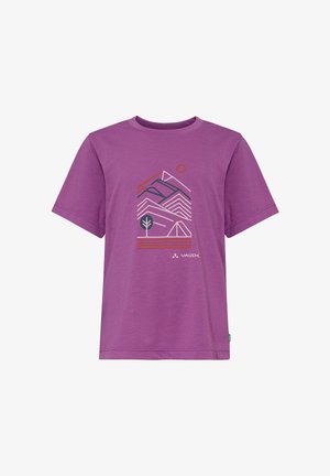 Maglietta viola a maniche corte con design geometrico di montagna, alberi e tenda in arancione, bianco e verde scuro, con logo VAUDE sul davanti.