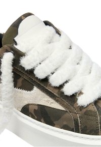 Sneaker con motivo mimetico realizzata in un mix di suede e tela, con lacci bianchi soffici e una linguetta in pelle bianca. Suola in gomma spessa.