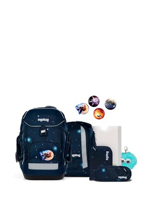 Dunkelblaues, weltraumthematisches Rucksackset mit passender Federmappe, Ordner, kleiner Tasche, weltraumthemenbezogenen Abzeichen und einem blauen, flauschigen Schlüsselanhänger.
