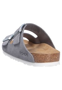 Grå mocka sandal med två justerbara remmar, korkfotbädd och vit gummisula. Har ROHDE-logotypen på sidan.