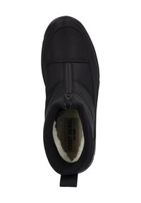 Botín negro hasta el tobillo con parte superior suave e impermeable, cremallera lateral y forro de piel suave. Presenta detalles de costura y tira de agarre en la parte posterior.