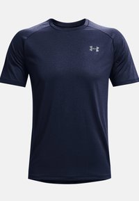 Tummansininen urheilupaita, joka on valmistettu kevyestä synteettisestä kankaasta. Paidassa on pyöreä pääntie, lyhyet hihat ja heijastava logo rinnassa.