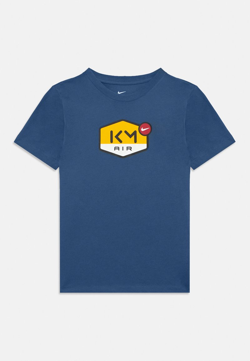 Μπλε βαμβακερή μπλούζα T-shirt με κίτρινο και μαύρο εξαγωνικό λογότυπο "KM AIR" και κόκκινο σήμα Nike. Κλασική στρογγυλή λαιμόκοψη και κοντά μανίκια.