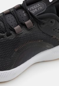 Nike Performance Scarpe da corsa su strada - black
