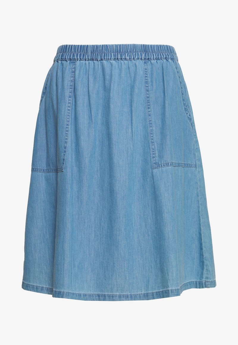 Jupe en denim bleu clair longueur genoux avec taille élastique et grandes poches plaquées à l'avant.