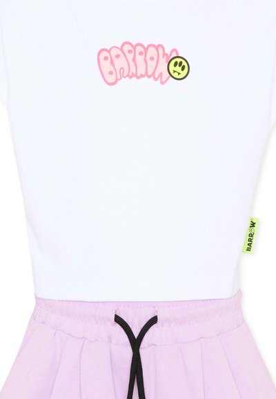 Top blanco sin mangas con texto rosa "BARROW" y logo de cara sonriente verde, combinado con pantalones de cintura ajustable color lila claro.
