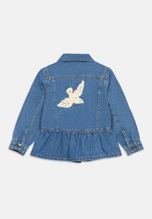 Modrá rifľová bunda s dlhými rukávmi a volánovým lemom, s bielym vyšívaným motívom vtáka na zadnej stredovej časti.