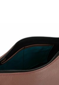 L'interno di una borsa in pelle marrone con texture mostra una fodera teal e una cerniera nera. Il bordo superiore ha una finitura nera a contrasto, evidenziando l'apertura.