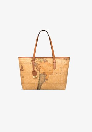 Borsa a tracolla con una stampa di mappa in toni beige caldi, dotata di manici marroni, un'etichetta per bagagli e illustrazioni dettagliate del Sud America.