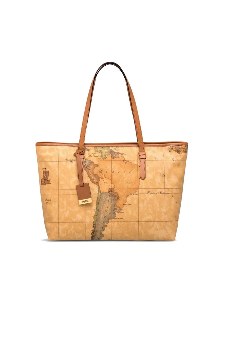 Borsa a tracolla con una stampa di mappa in toni beige caldi, dotata di manici marroni, un'etichetta per bagagli e illustrazioni dettagliate del Sud America.