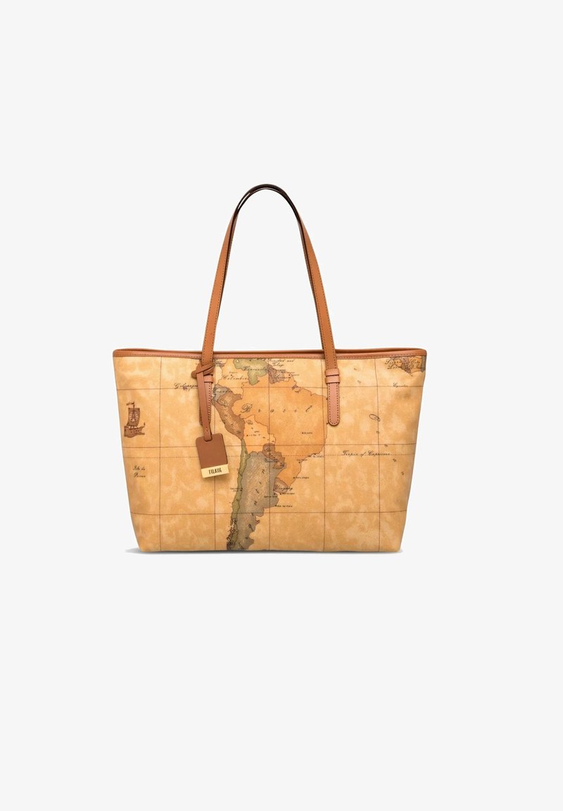 Borsa a tracolla con una stampa di mappa in toni beige caldi, dotata di manici marroni, un'etichetta per bagagli e illustrazioni dettagliate del Sud America.