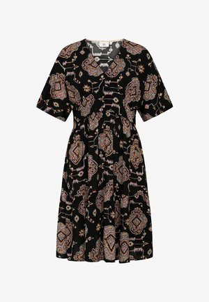 Czarna sukienka z krótkimi rękawami i dekoltem w kształcie litery V, ozdobiona kolorowym geometrycznym wzorem oraz warstwowym krojem spódnicy.