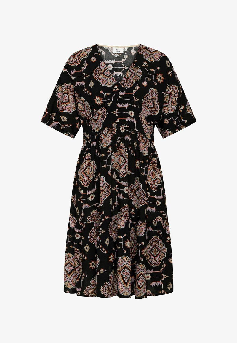 Juoda suknelė su trumpomis rankovėmis ir V formos iškirpte, papuošta spalvingu geometriniu raštu ir daugiasluoksnėmis sijono dizaino detalėmis.