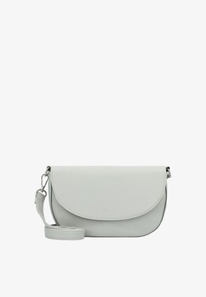 Lichtgrijze leren clutch met een ronde flap, verstelbare schouderband, gegraveerd logo en subtiele textuur. Accenten in zilverkleurig metaal.