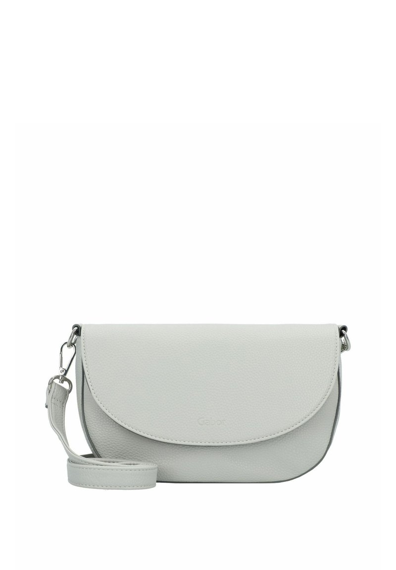 Borsa a clutch in pelle grigia chiara con patta arrotondata, tracolla regolabile, logo in rilievo e superficie leggermente testurizzata. Dettagli in metallo argentato.