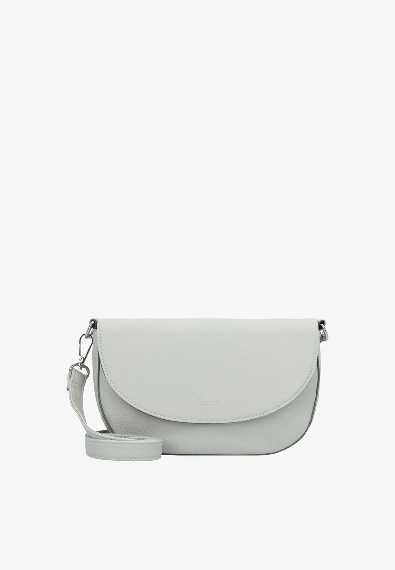 Borsa a clutch in pelle grigia chiara con patta arrotondata, tracolla regolabile, logo in rilievo e superficie leggermente testurizzata. Dettagli in metallo argentato.