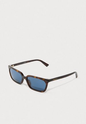 Ochelari de soare rectangulari din tortoishell, cu lentile albastre și brațe subțiri, marcați "Jimmy Choo" pe lateral.
