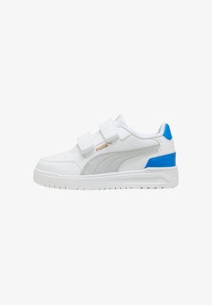 Sneaker blanche avec une tige en cuir lisse, accent bleu au talon, deux bandes Velcro ajustables et une semelle en caoutchouc texturée. Détail du logo doré.