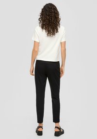 s.Oliver MIT TAPERED LEG - Chino - schwarz