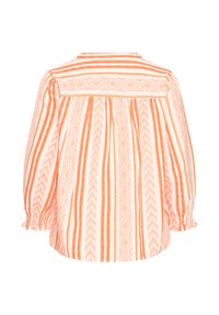 Blouse à manches longues pour femmes avec des rayures verticales orange, rose et blanches et des motifs géométriques, présentant un tissu froncé et des poignets à volants.