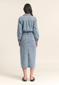 ST MRLO HAMISH MIDI - Džinsinė suknelė - light blue wash