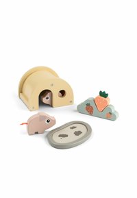 Puitporsli mänguasjade komplekt, mis sisaldab beeži varjualust, kahte roosa seadet, maasika kuju puud ning ovaalset mudakohinat valgel taustal.