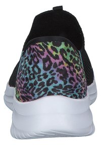 Czarne lekkie sneakersy z kolorowym tyłem w panterkę w odcieniach różu, zieleni i niebieskiego. Posiadają białą gumową podeszwę i elastyczne wsparcie kostki.