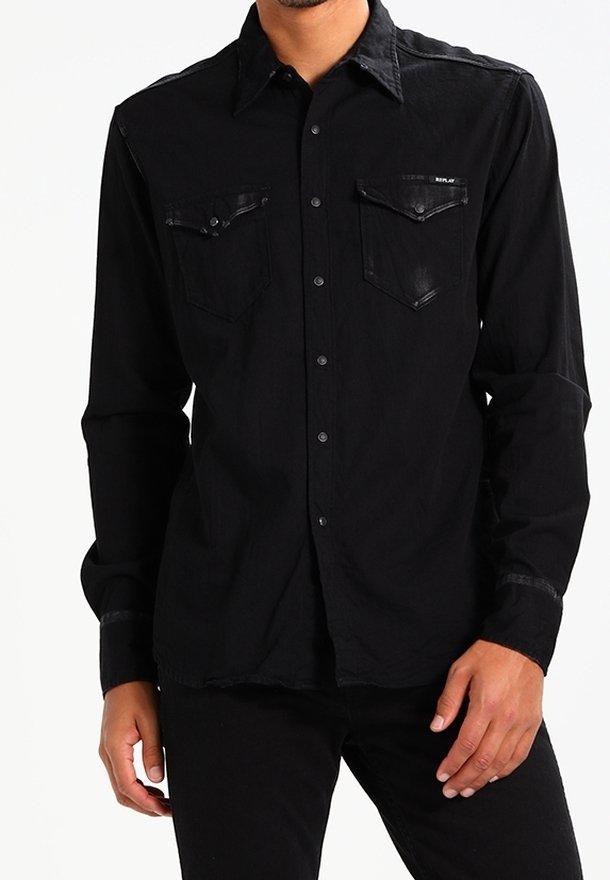 Chemise noire à manches longues en tissu léger, dotée d'un col ajusté, d'une fermeture boutonnée à l'avant et de deux poches poitrine avec rabats.