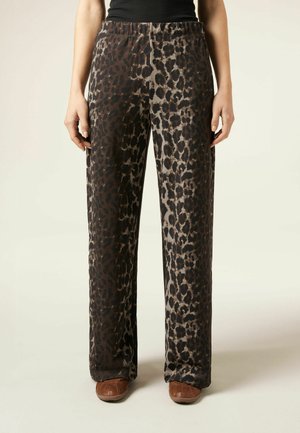 Kalhoty s širokými nohavicemi z hladké látky s hnědočerným leopardím vzorem. Elastický pas a volný střih zajišťují pohodlí.