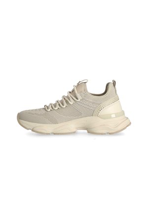Beige sportshoe met een ademend bovenwerk van mesh, versterkte hak en een gestructureerde zool. Kenmerkt elastische veters en een pull-tab aan de achterkant.