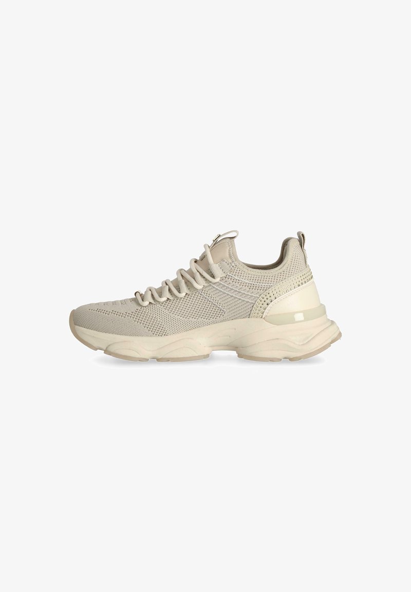 Beige sportshoe met een ademend bovenwerk van mesh, versterkte hak en een gestructureerde zool. Kenmerkt elastische veters en een pull-tab aan de achterkant.