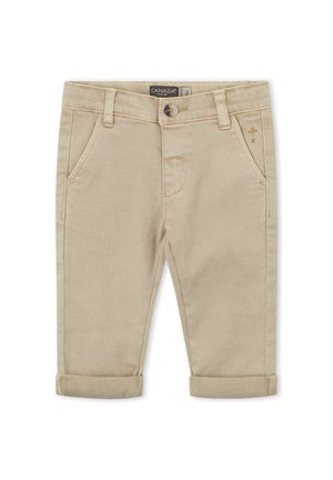 Pantalones chinos beige para niños pequeños con puños doblados, botón frontal, presillas para cinturón, bolsillos laterales y un pequeño logo bordado cerca del bolsillo derecho.