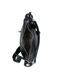 Sac à main en cuir noir avec fermeture éclair en argent ouvert pour révéler un intérieur à motif foncé, avec une bandoulière ajustable dotée d'anneaux et de fermoirs en métal.