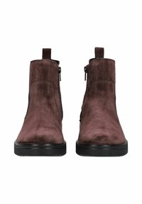 Botines de ante marrones con una textura suave, suela de goma negra, cremalleras laterales y lazos en la parte trasera para facilitar su uso.