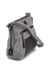 Sac à épaule gris avec une finition texturée, comprenant un compartiment principal, des poches zippées et un accent strié sur un côté. Sangle ajustable incluse.