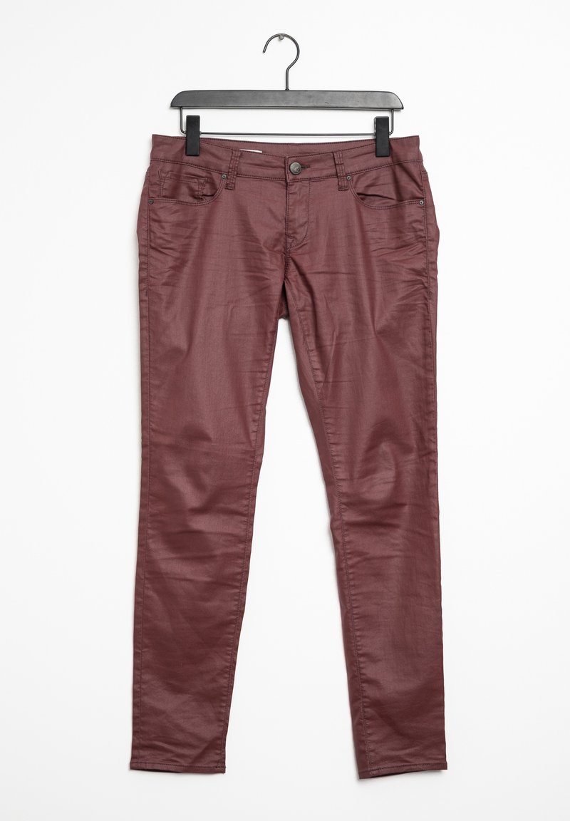 Pantalon slim fit rouge foncé accroché à un cintre en plastique noir sur un fond blanc uni.