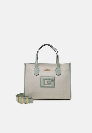 Sac à main rectangulaire beige et vert clair avec poignées supérieures, sangle à boucle dorée, et grand logo "G" sur le panneau avant.