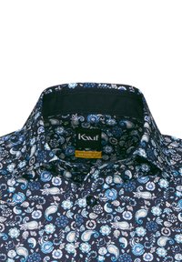 Camicia blu scuro con motivi floreali e paisley in blu e bianco. Presenta un colletto a puntino e un'etichetta con la scritta "Kauf Modern Fit."