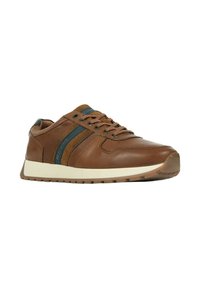 Sneaker en cuir marron avec des accents de rayures bleues, bout rond, côtés texturés et semelle en caoutchouc blanche. Présente un design à lacets et un logo.
