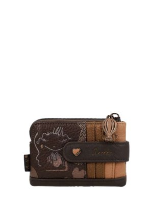 Piccolo portafoglio in pelle marrone e beige con design di volto e montagna, bottone a forma di cuore e cursore della cerniera a forma di mongolfiera.