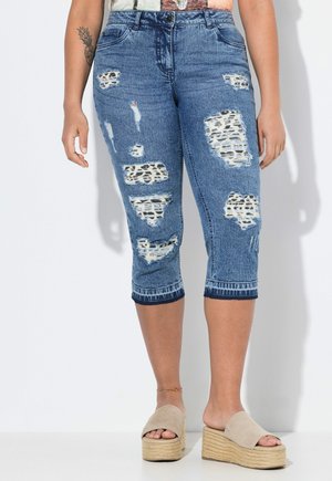 CARRIE 3/4 CAPRI , DESTROYED, LEO - Short en jean - blue stone