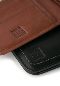Bruine en zwarte leren portefeuille met reliëflogo. Bevat kaartvakjes, contrasterende stiksels en een gladde textuur.