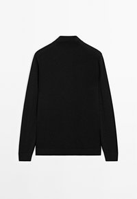 Svart långärmad polotröja med platt krage, med en slät yta och utan synliga mönster eller utsmyckningar. Ren, enkel design.